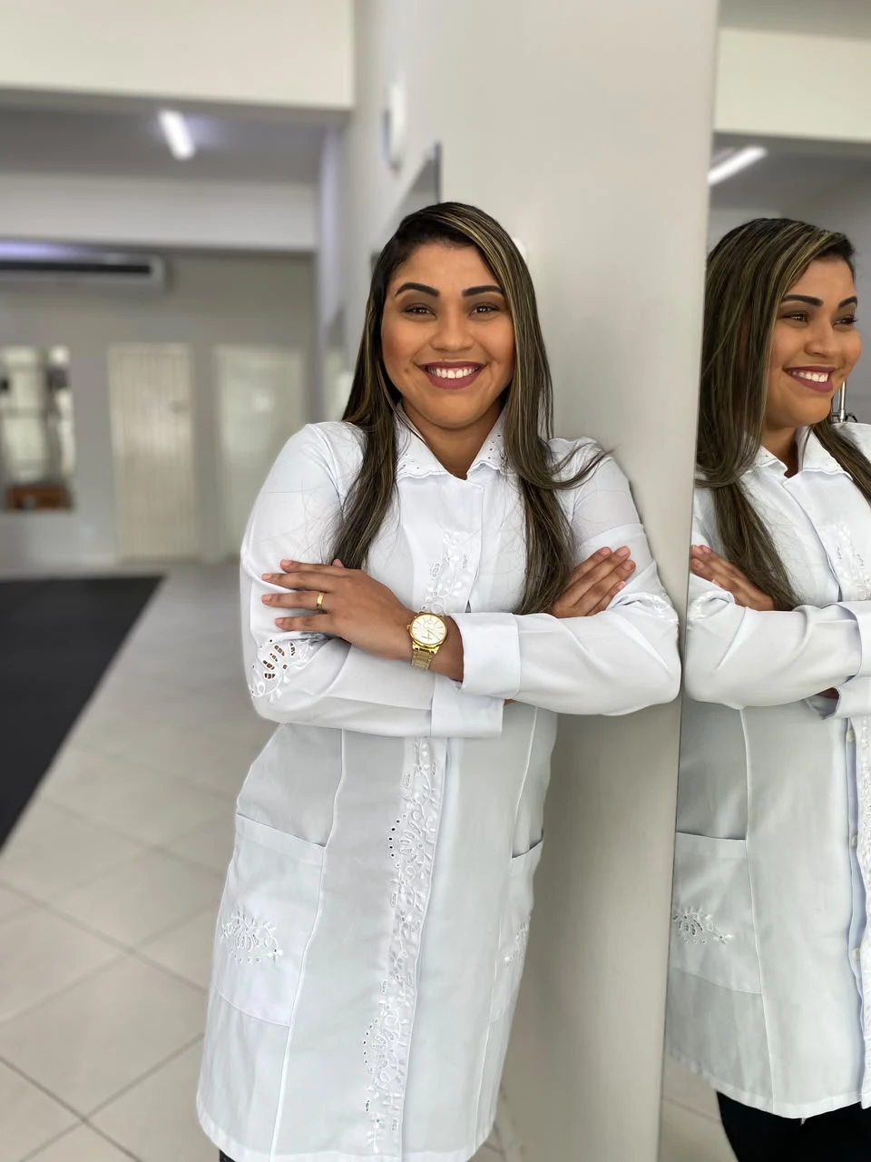 Malena Araújo em ambiente profissional de fisioterapia