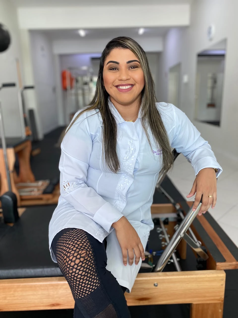Malena Araújo em ambiente de fisioterapia